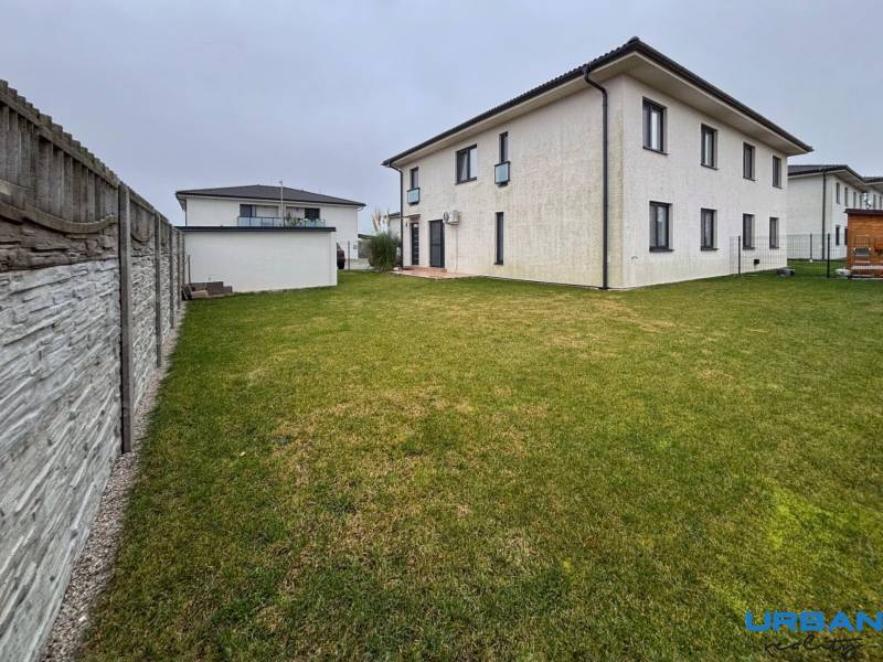 A Kráľovianky utcában található 3 szobás lakás külső része, gyepesített udvarral és kerítéssel.