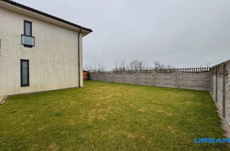 Kert a ház mellett füves területtel és kerítéssel Kráľoviankyban.