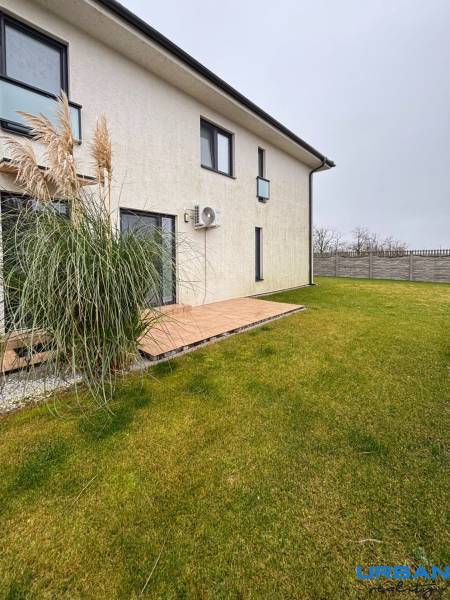 3 szobás lakás külső része Kráľovianky utcában, Kráľoviankyban, kerttel és gyepfelülettel.