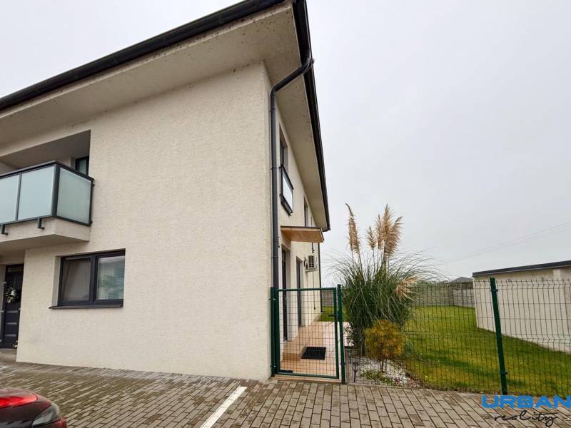 A Kráľovianky utcában található 3 szobás lakás külső része Kráľovianky városában, a bejáratnál növények és gyep.