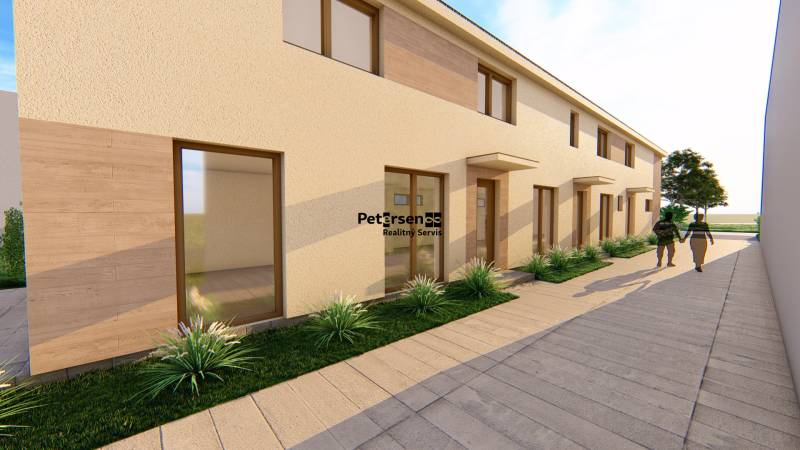 Az épület egyenes homlokzata magas ablakokkal és járdával a Litoměřická utcán, Topoľčiankyban.