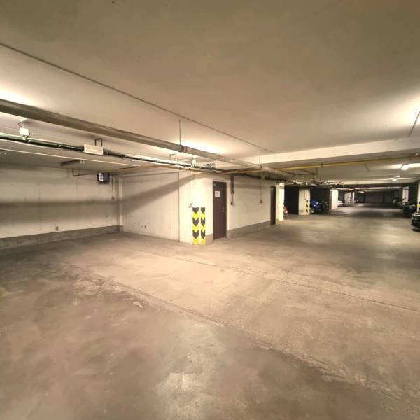 Betonpadlós és világítással ellátott parkológarázsok, Malacky, Kis tér.