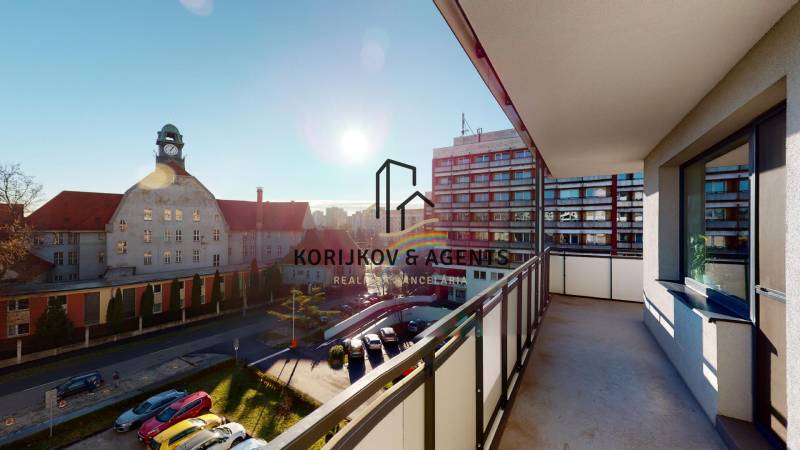 Erkély egy kétszobás lakásban, kilátással egy történelmi épületre Kassán, a Strojárenská utcában.