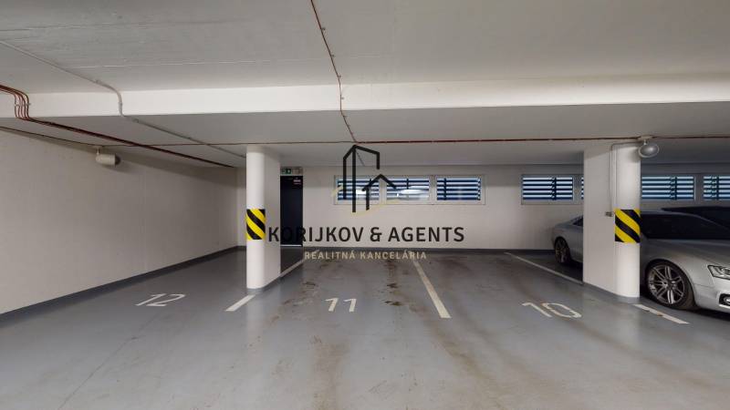 Podzemné garáže parkolóhelyekkel és oszlopokkal a Strojárenská épületben, Kassán.