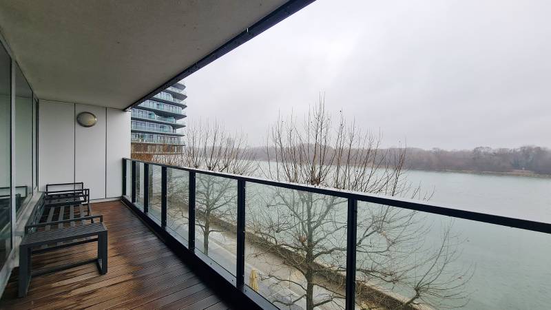 Erkély kilátással a folyóra Pozsonyban - Óváros, Dvořák rakpart.