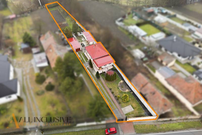 Családi ház Feketeváron, rendezett udvarral és kerttel, tágas telken.