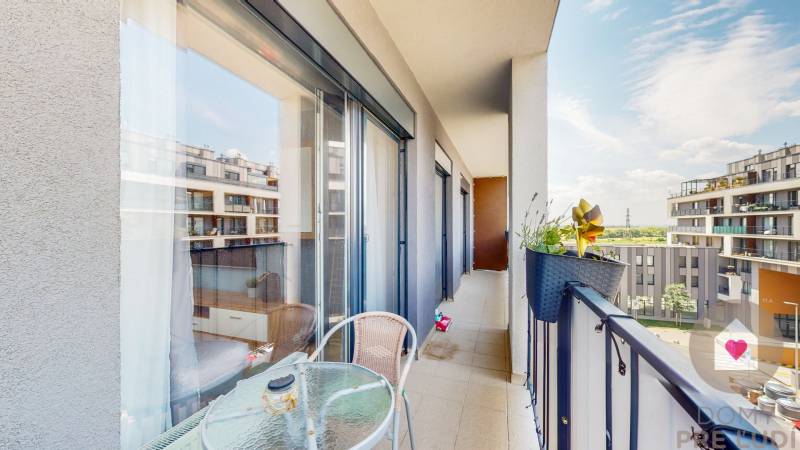 A Zuzany Chalupovej utcában található háromszobás lakás erkélye Pozsony-Petržalkán, kilátással a környékre.