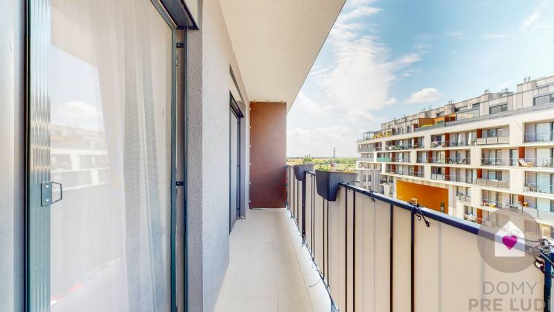 A Zuzany Chalupovej utcai háromszobás lakás erkélye Pozsony-Petržalkán, kilátással a környező építészetre.