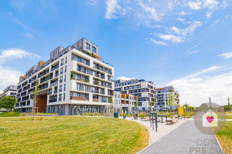 Lakókomplexum Pozsony-Petržalkán modern lakásokkal és rendezett zöld környezettel.