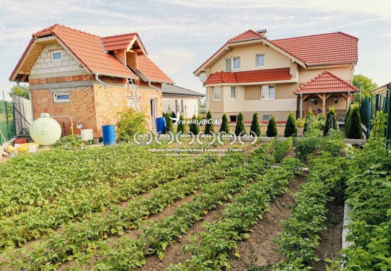 Családi ház Ratkovcén tágas kerttel, tele zöldségekkel és fákkal.