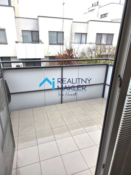 Az egyszobás lakás erkélye Pozsonyban - Janíkov dvor, kilátással a szomszédos épületekre.