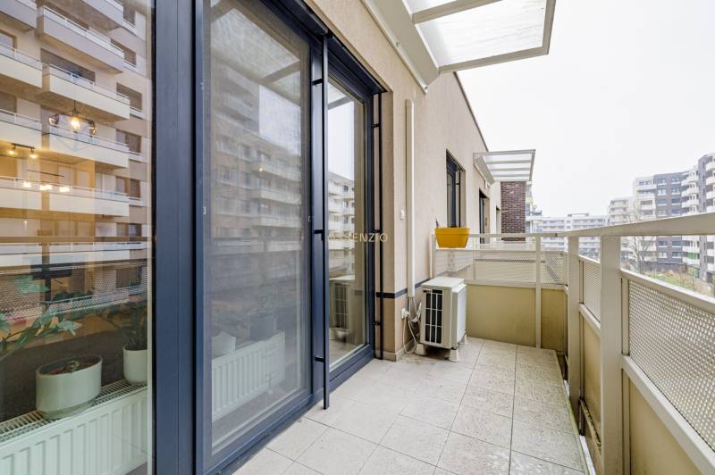 A háromszobás lakás erkélye, amely a pozsonyi Ružinov lakótelepre néz, a Na križovatkách utcában található.