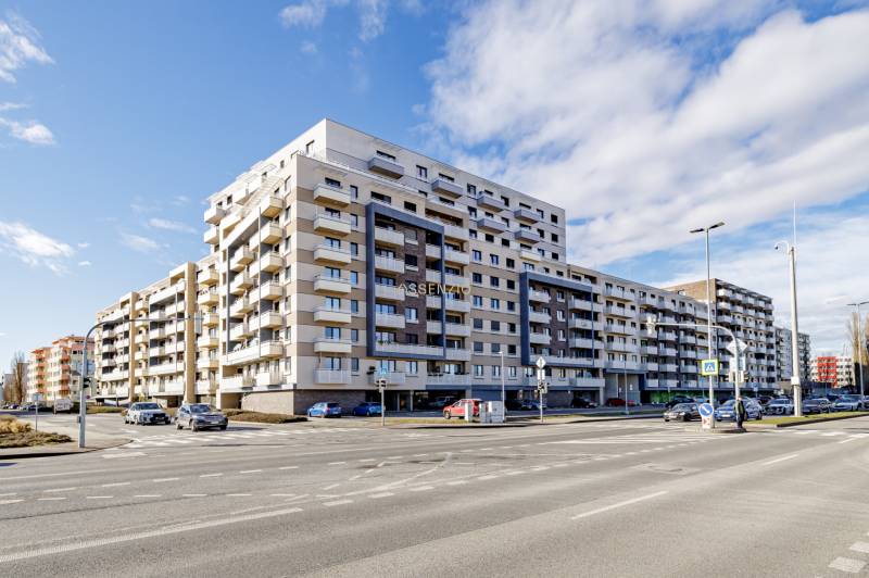 A Bratislava-Ružinovban, a Na križovatkách utcában található lakóház, hatemeletes, közepes magasságú.