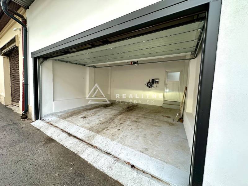 Nyitott garázs a Kassa, Óváros, Hentes utcában, fehér falakkal.