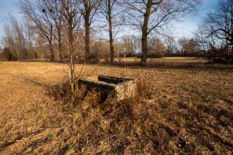 Betonszerkezetű terület fákkal körülvéve Stupaván, Stupava, Kereskedelmi területek.