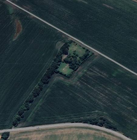 Légi felvétel a kereskedelmi területekről Stupaván, amelyeket zöld táj vesz körül.