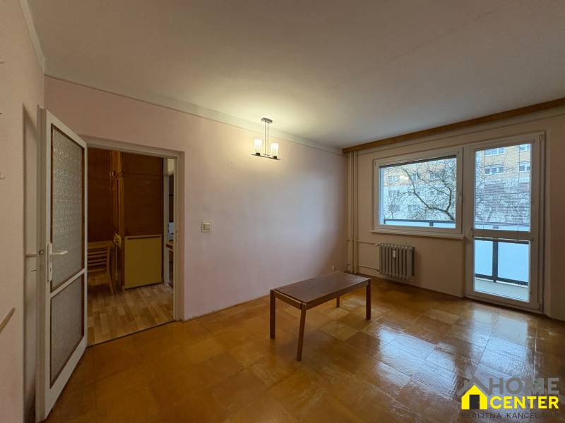 3 szobás lakás fa hatású padlóval, asztallal, erkélyajtókkal.