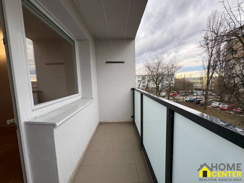 A komáromi Košická utcai 3 szobás lakás erkélye parkolóra és fákra néző kilátással.