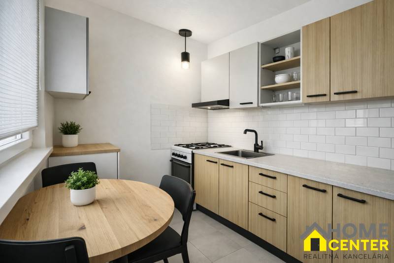 Konyha egy háromszobás lakásban fa dekorációval, fehér csempékkel és kerek asztallal.