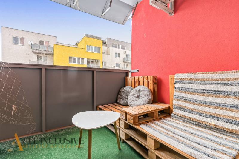 Erkély raklapbútorral és asztallal, színes épületek Vráble-ben, 2 szobás lakás.