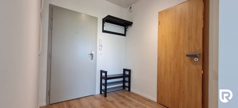 Előszoba fogassal a kétszobás lakásban. Fa dekor padló.