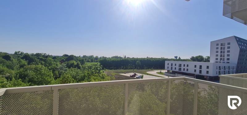 Kilátás az erkélyről Pozsonyban - Ružinovban az Ivanská úton épületekkel és zölddel.