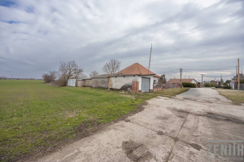 Régebbi ház a Jatov utcában, Jatovban, szomszédos telekkel, amely lakhatásra alkalmas.