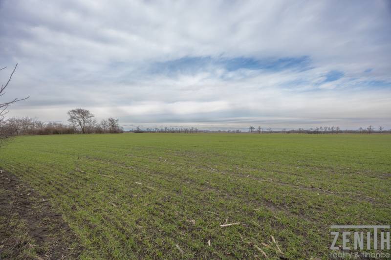 Lakóterületek Jatovban, a Jatov utcában, kiterjedt zöld mezővel és felhőkkel.