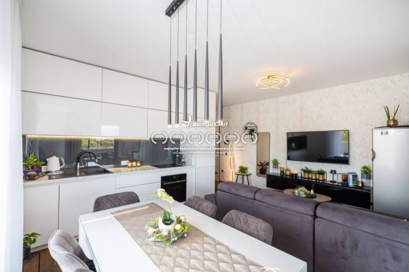 Nyaraló apartman elegáns konyhával, étkezőasztallal és kényelmes ülősarokkal.