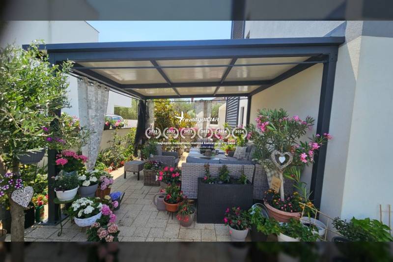 Kert pihenőhellyel és növényekkel a Zaton utcai üdülő apartmannál Ninben.