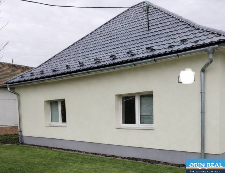 Családi ház Bernolákovón, a Trnavská utcában, ferde tetővel és kerttel.