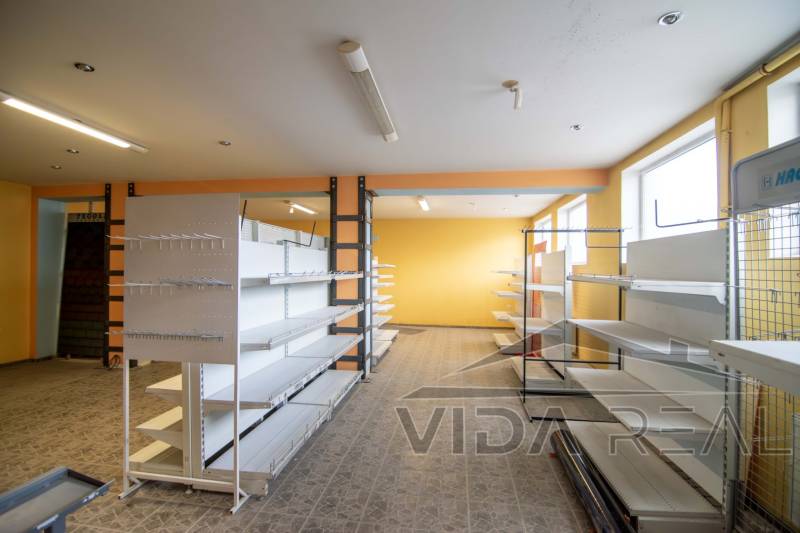 Belső tér polcokkal, raktárak és csarnokok, fa dekoros padló.