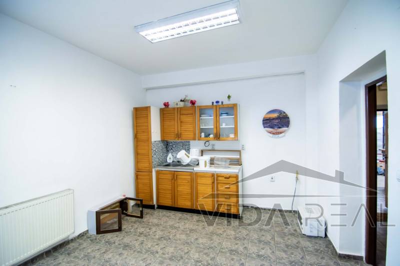 A raktár belső terében konyhapult, dekorációk és csempézett padló található.