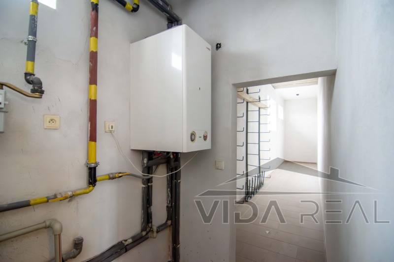 Belső tér készülékkel és csövekkel a raktárak és csarnokok területén.