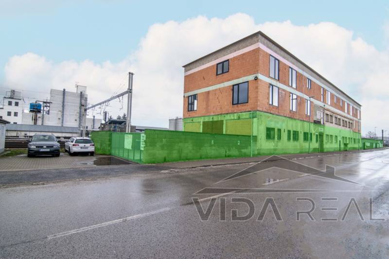 Épület a Nádražná utcában, Szencfalu, raktáraként és csarnokként szolgál.