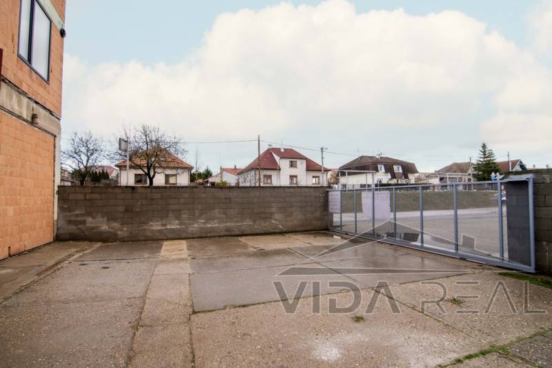 Nádražná utca külső része Szentkirályon, raktárak és csarnokok mellett acélkapuval.