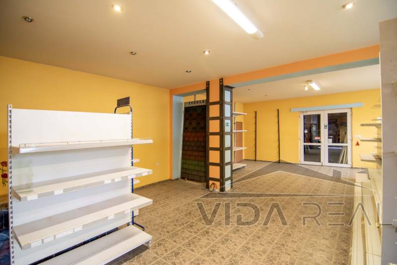 Belső raktárak és csarnokok polcokkal és ajtókkal, dekoratív padlóval.