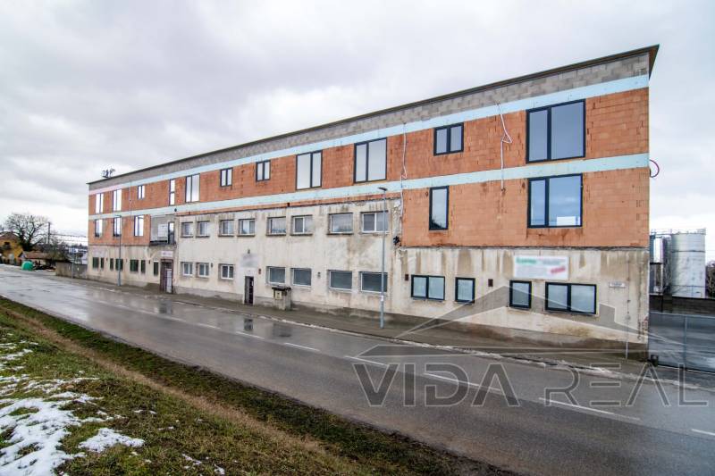 Épület a Nádražná utcában, Szentkirályon, raktárak és csarnokok számára.