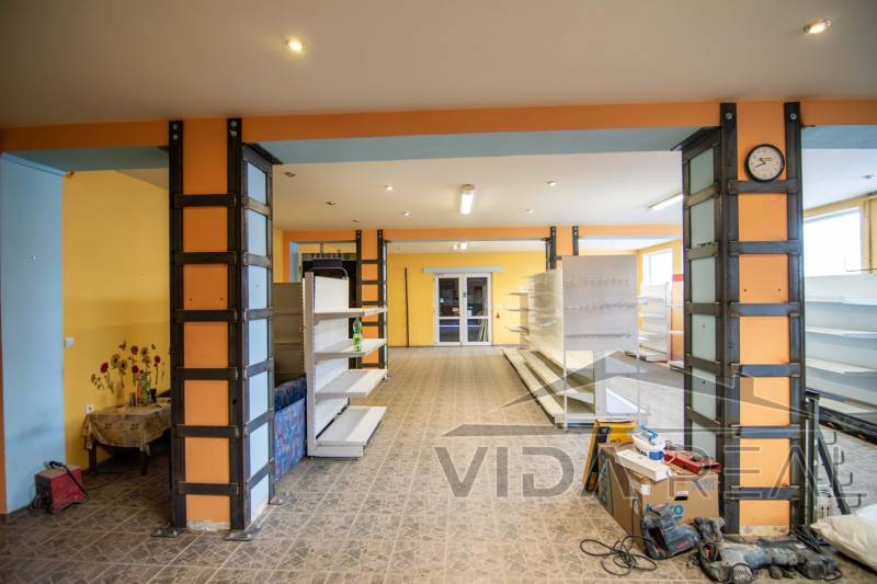 A raktár belső tere polcokkal és virágmintával a falon, raktárak és csarnokok.