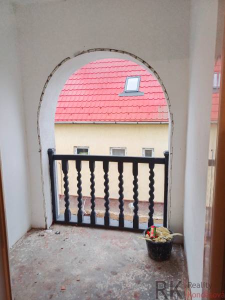 Családi ház piros tetős erkéllyel, Vizsoly.