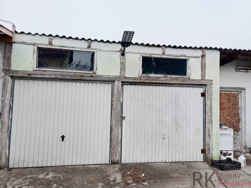 Garázs két redőnykapuval és napelemmel egy családi ház mellett Vizsolyban.
