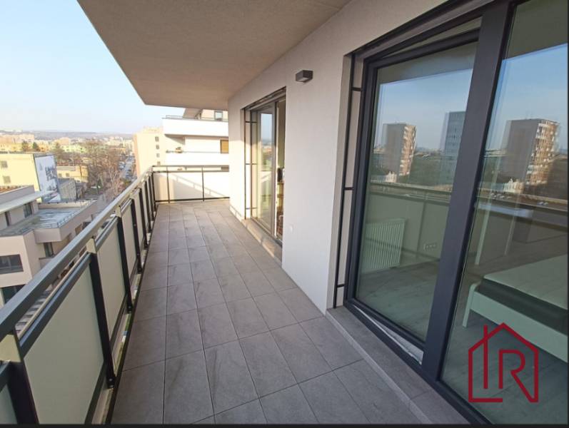 A háromszobás lakás erkélye kilátással a kassai Alvinczy utcára, Óváros városrész.