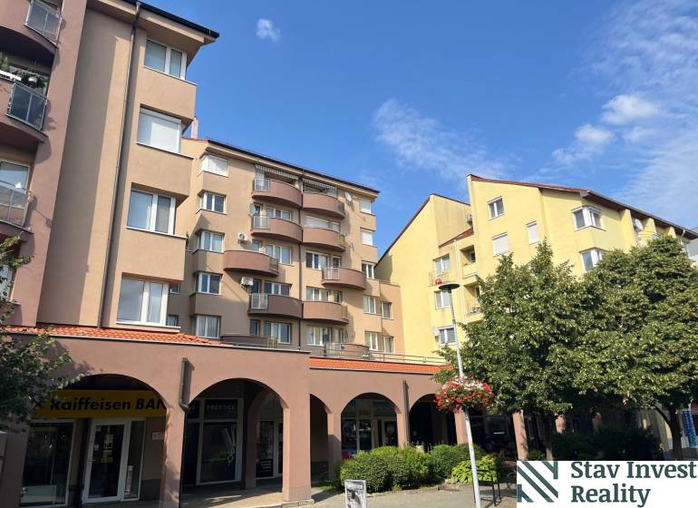 Épület a Szenc Lichner utcáján 4 szobás lakásokkal, üzletekkel és erkélyekkel.