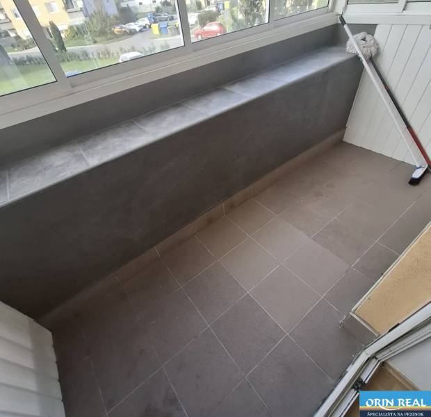 Üvegezett erkély járólappal, 2 szobás lakásban, Most pri Bratislave, M.R. Štefánika.