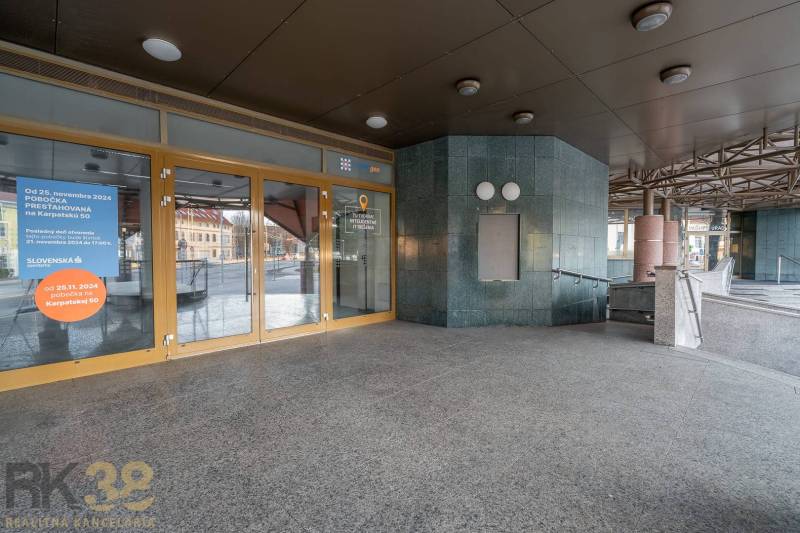 Belépés az irodákba Poprádon üvegajtókkal és lépcsőházzal.