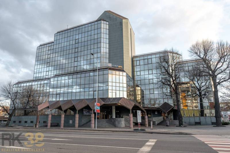 Üvegfalú irodaépület Poprádon, minimalista dizájnnal és városi környezettel.