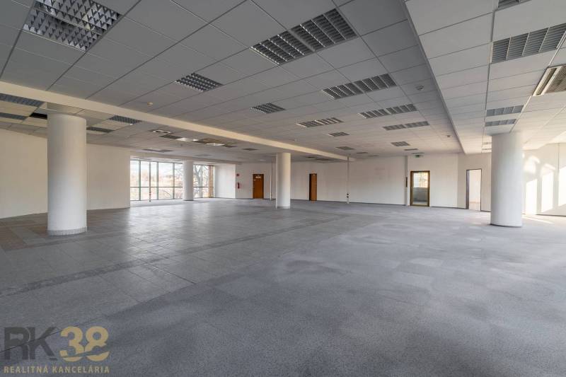 Tágas irodák nagy ablakokkal és csempével.