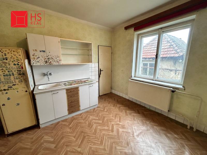 kuchyňa so vstupom do špajze