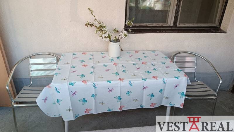 A felsőszeli családi ház terasza két fém székkel és egy asztallal, terítővel.