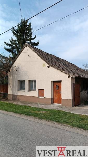 Családi ház Felsőszelibán fehér homlokzattal és ferde tetővel.